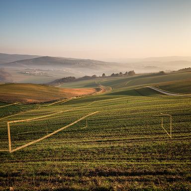 Terreni agricoli nei Monti Climiti con luce del mattino e confini catastali in primo piano